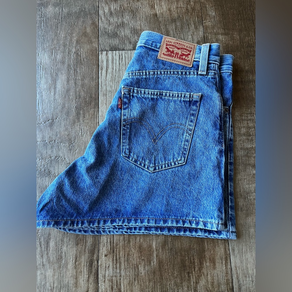 Levi’s High Waisted Mom Jean Shorts Size 28